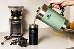 Stanley The Stay-Hot French Press 1.4L Groen -Buiten Kamperen 97145 stanley the stay hot french press 1.4l groen